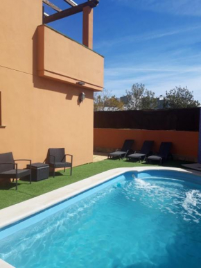 Chalet con piscina privada con vistas al mar.
